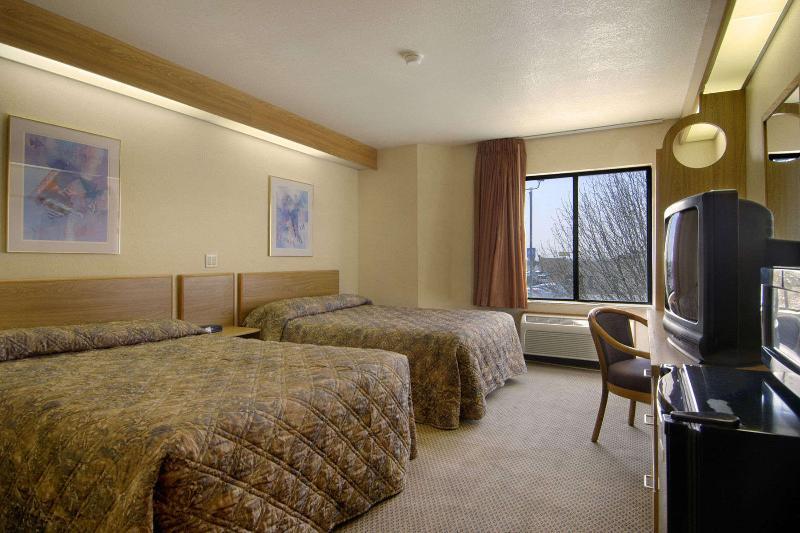 Super 8 By Wyndham Midland Motel Room photo